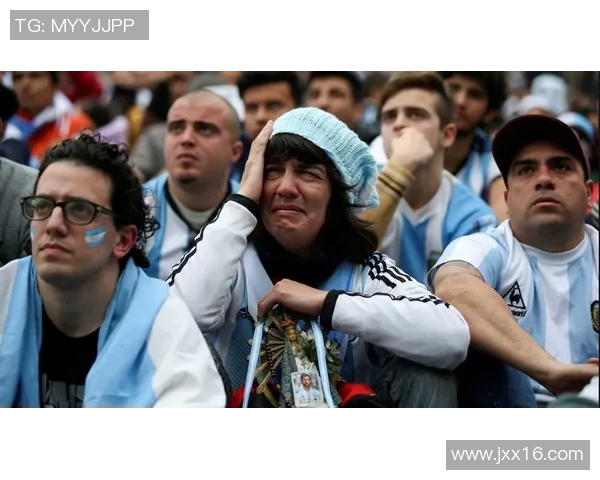 足球明星赛场崩溃泪洒草坪引发球迷心痛共鸣