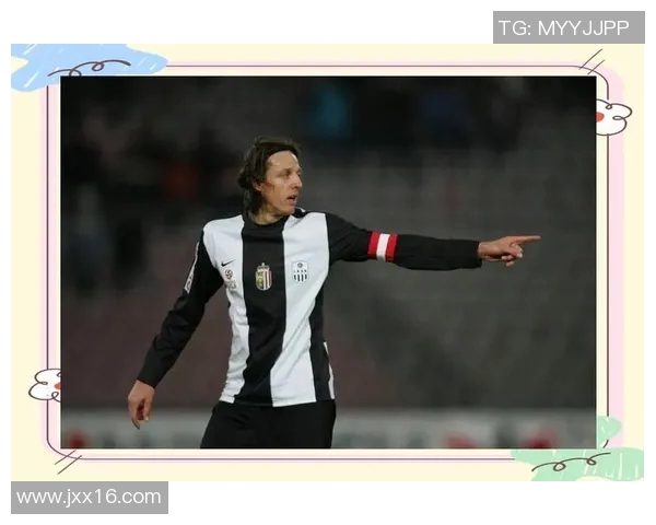 后卫犯规的足球明星们盘点与他们的精彩瞬间回顾